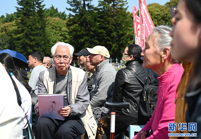   3月22日，一位退休教师在现场为观众速写头像。新华社记者林善传 摄
