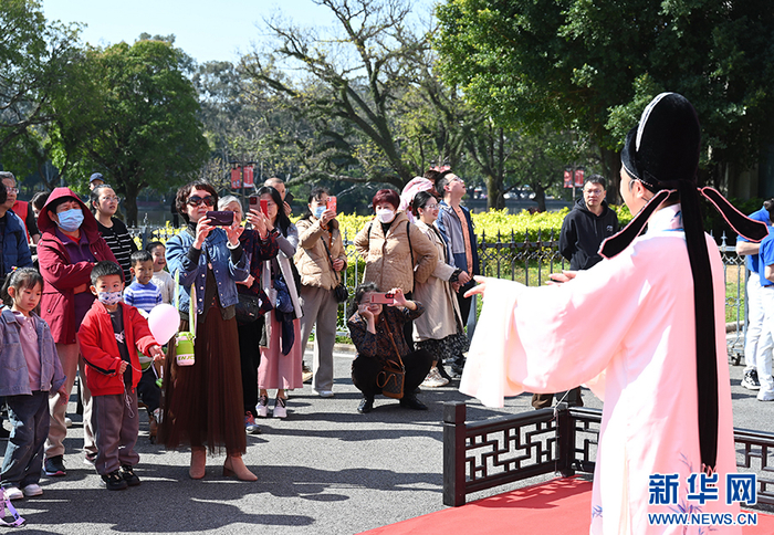   3月22日，市民游客在暖场演出现场观看福州海峡越剧艺术团演员表演《何文秀》选段。新华社记者林善传 摄