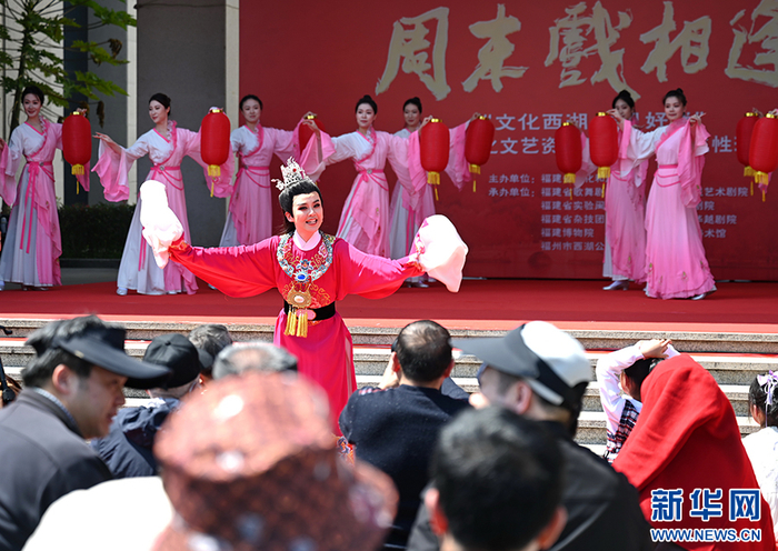   3月22日，第29届中国戏剧梅花表演奖陈丽宇（左）为观众导赏越剧《红楼梦》。新华社记者林善传 摄