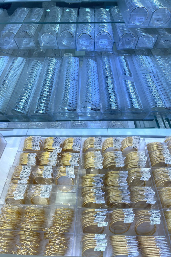 商铺展示的纯银首饰和“包金”首饰