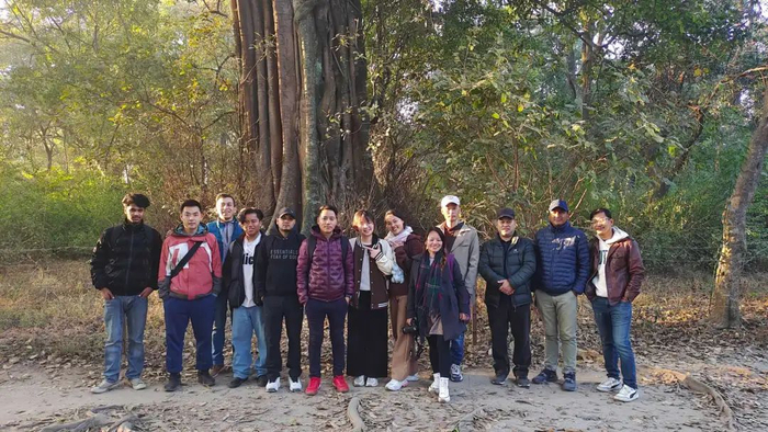 ◎&nbsp;陈曦（左七）和她的英语班同学在一起