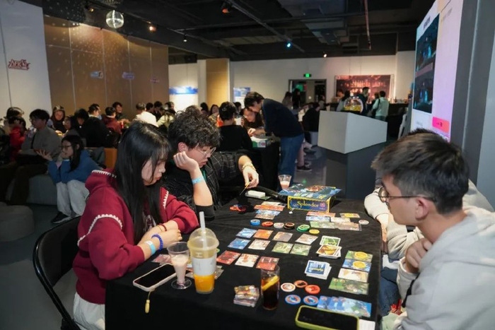 2024年12月31日晚，一百多位年轻人在位于上海市徐汇区的中国音数协游戏博物馆跨了个“赛博”年