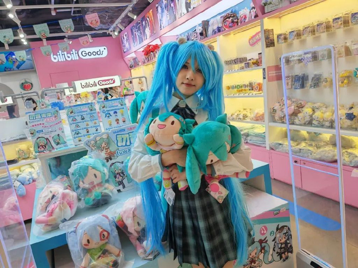 一位二次元爱好者COS成日本著名虚拟歌手初音未来的形象在bilibiliGoods门店购买相关衍生产品 张梦洁 摄