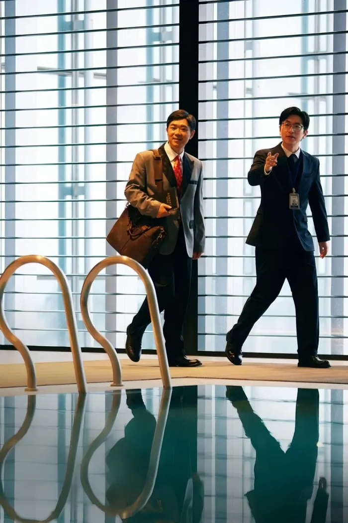 大厂配备了游泳池等设施 /《年会不能停》剧照