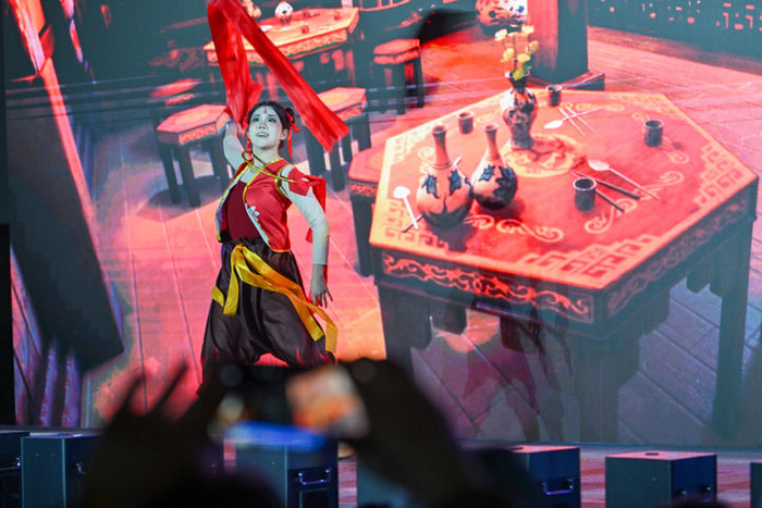 　　  身着哪吒服饰的演员在天津哪吒小镇为游客演出（3月15日摄）。新华社记者 孙凡越 摄