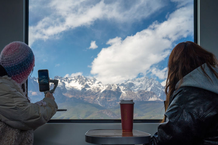 　　  2月25日，游客乘坐观光火车游览。新华社发（彭奕凯摄）