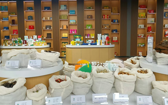 饶河电商直播基地里的饶河特产（央广网记者  陈显春  摄）