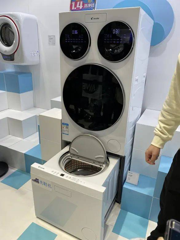 记者注意到，海尔三筒洗衣机还可以和抽屉式洗鞋机搭配组合