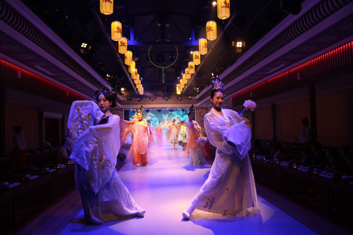 　　  图为“鲤跃龙门”演艺餐饮主题餐厅的演艺表演现场。新华社发（姜艺莎摄）