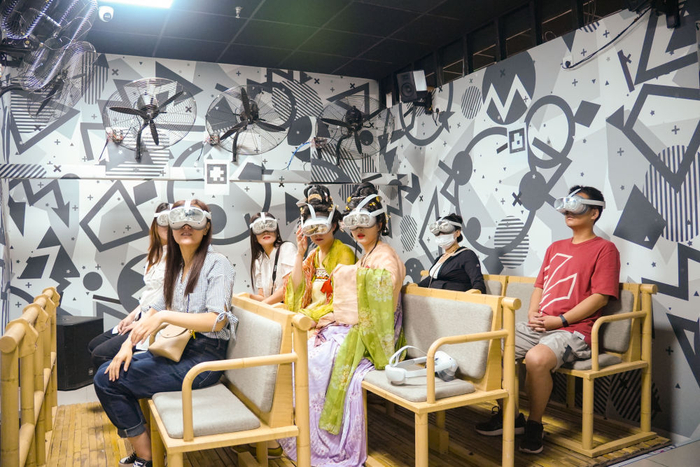 　　  游客借助VR设备沉浸式体验《风起洛阳》虚拟场景。新华社发（姜艺莎摄）