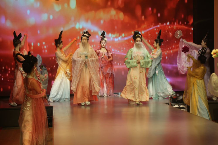 　　  图为“鲤跃龙门”演艺餐饮主题餐厅的演艺表演现场。新华社发（姜艺莎摄）