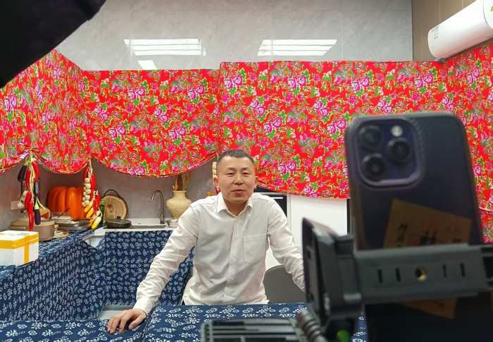 “@90后村官道林”在直播间里（央广网记者  陈显春  摄）