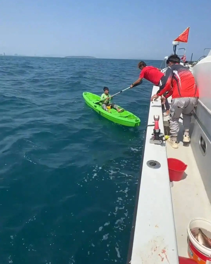 △小孩获救瞬间（网络截图）