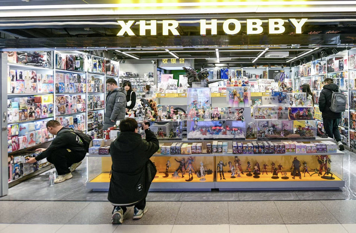 消费者们各自挑选自己心仪的谷子。劳动报记者 颜筱依 摄影