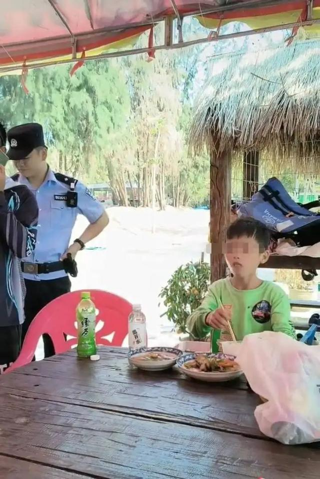 小孩在民警陪伴下吃饭补充体力（网络截图）