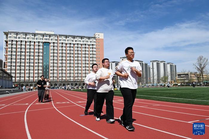 　　3月21日，在中国农业大学东校区，参加减脂课的学生在操场跑步。新华社记者 陈钟昊 摄