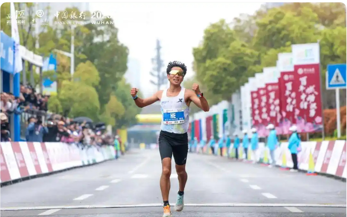 宁夏运动员何杰冲线瞬间。（资料图片）