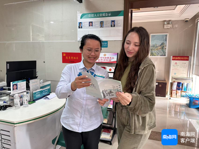 向外籍客户介绍优化支付服务宣传折页。