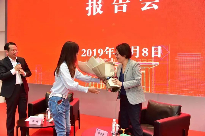 资料图：2019年，何庭波校友回母校作报告并与师生互动交流