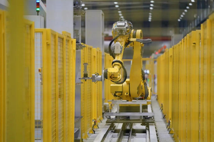 东方汽轮机有限公司叶片加工无人车间，机械臂抓取处理好的叶片部件。（新华社记者 胥冰洁 摄）