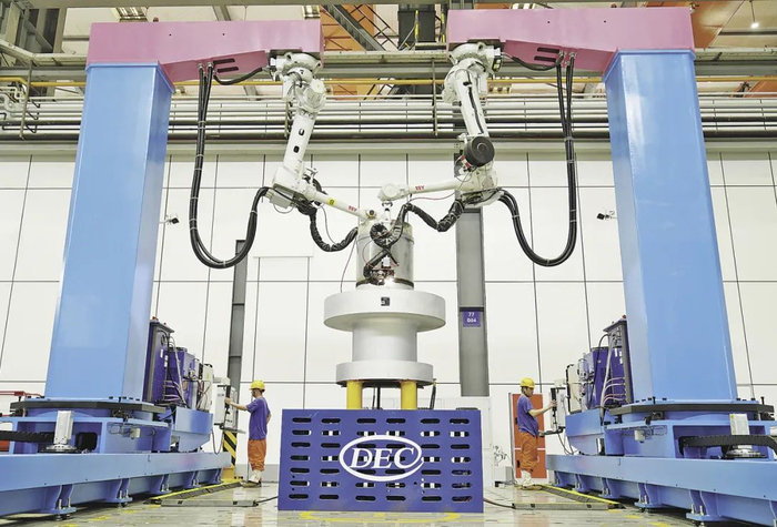 图为东方汽轮机绿色高效焊接数字化车间。（贾伟明 摄）