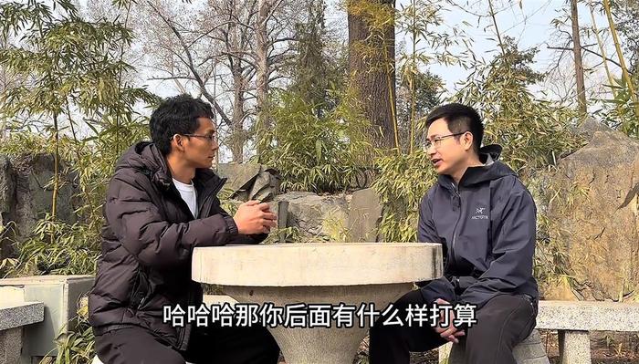 唐尚珺和李龙正在交流（图源：唐尚珺个人短视频账号）