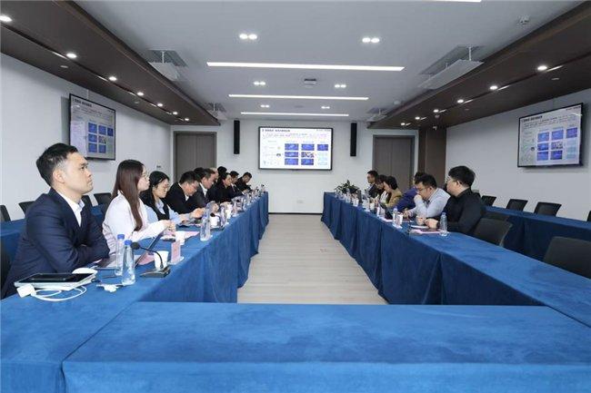 会议现场中越代表展开热烈的交流