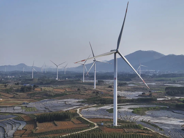广西贺州市富川瑶族自治县富阳镇山宝村的风力发电机。 （李成华 摄）