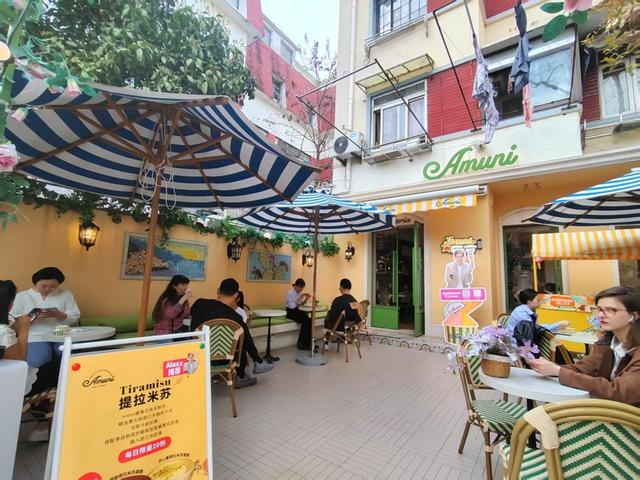 西西里岛风情的Amuni Gelato冰淇淋店与楼上的居民和谐共处。本文均孙云摄