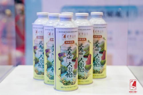 ▲ 南平实业集团副总经理苏永春做武夷山山水·茶空间推介