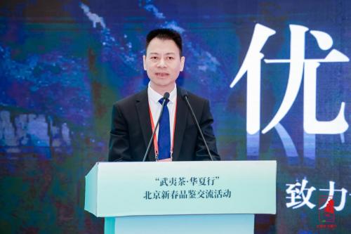 ▲ 南平实业集团副总经理苏永春做武夷山山水·茶空间推介