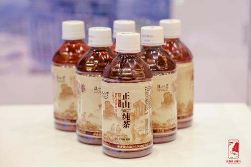 ▲ 南平实业集团副总经理苏永春做武夷山山水·茶空间推介