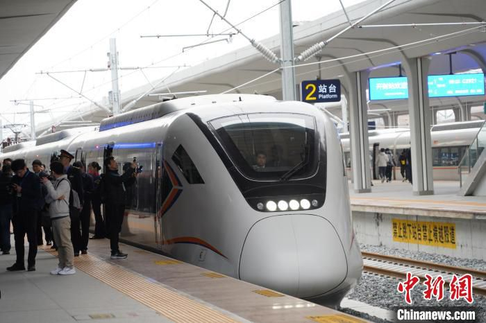 　3月15日，河南开封站，C2999次列车在站台待发。中新社记者 阚力 摄