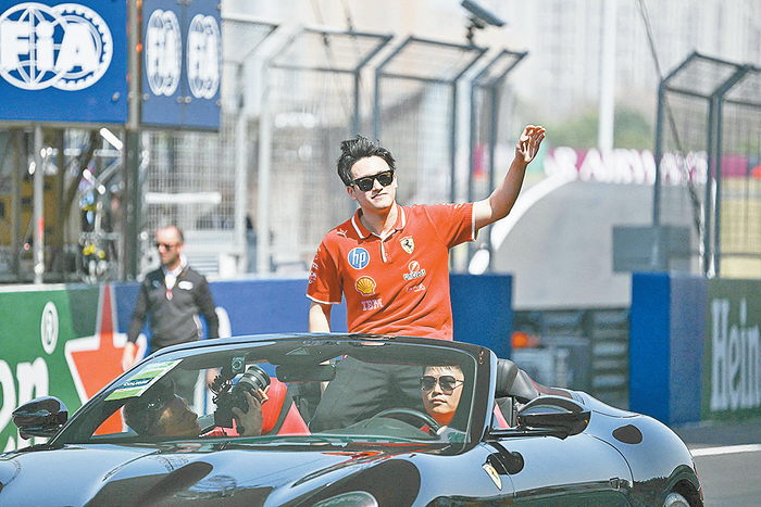 中国车手周冠宇赛前参加巡游。（视觉中国）