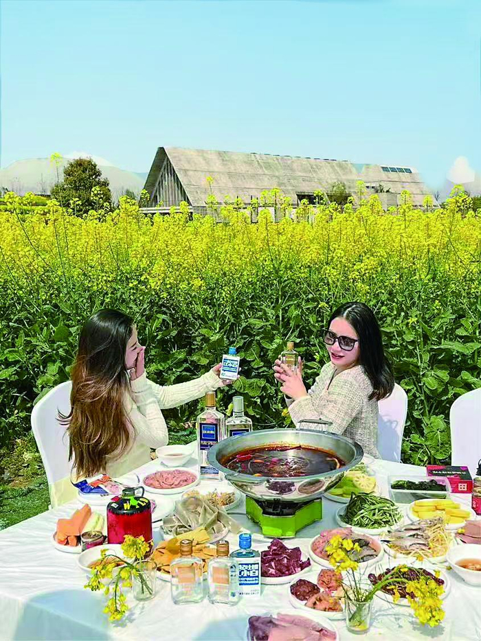     油菜地里烫火锅