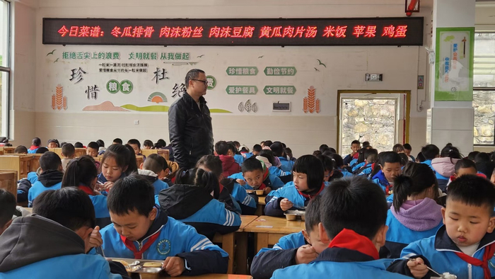 三穗县城关第三小学的午餐时间