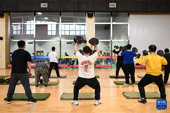 　　3月21日，在中国农业大学东校区，学生在减脂课上进行力量训练。新华社记者 陈钟昊 摄