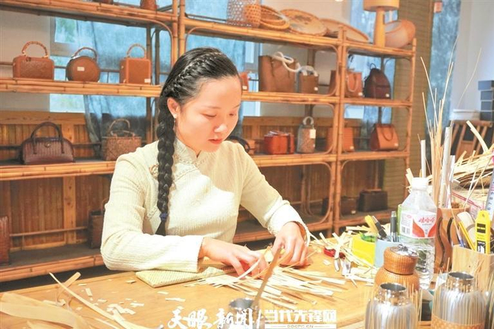 杨昌芹正在制作竹编工艺品。 张弘弢 摄