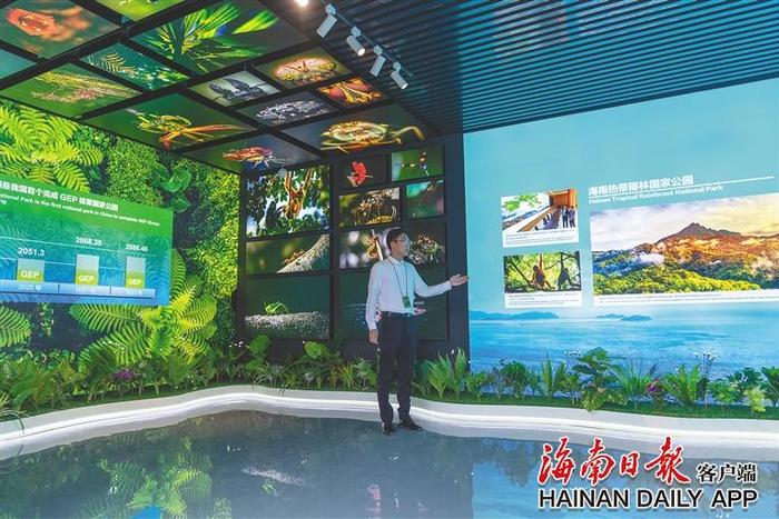 3月23日，东屿岛文化中心，工作人员为展览解说作准备。