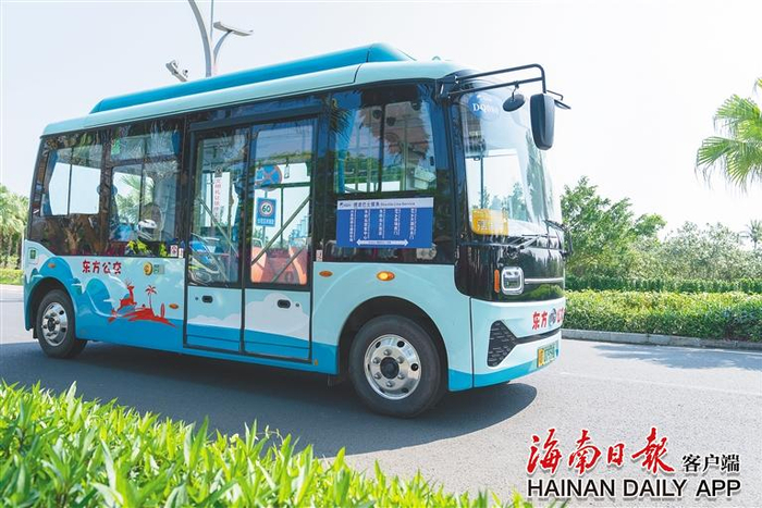 3月23日，博鳌亚洲论坛国际会议中心，新能源穿梭巴士行驶在路上。