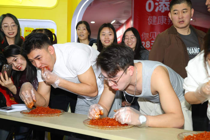 观众在展厅内挑战爆辣辣条