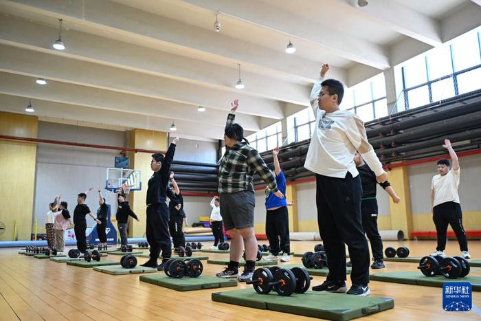 　　3月21日，在中国农业大学东校区，学生参加减脂课。新华社记者 陈钟昊 摄