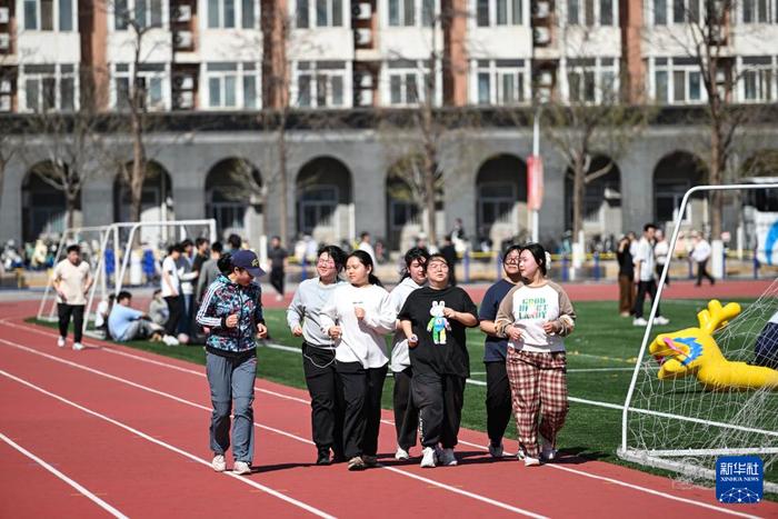 　　3月21日，在中国农业大学东校区，减脂课教师张晖（左一）指导学生慢跑。新华社记者 陈钟昊 摄