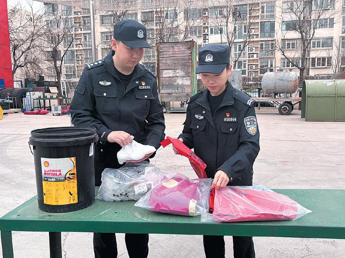 天宫院派出所民警展示查获的氢气球材料包。新京报记者　彭镜陶　实习生　郑雅璇　摄