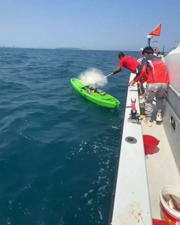 小孩获救瞬间。视频截图