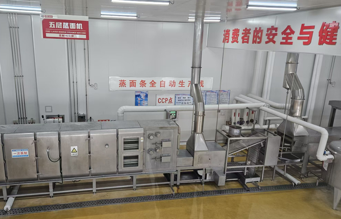 河南漯河，一家企业为学生团餐制作蒸面条的全自动生产线