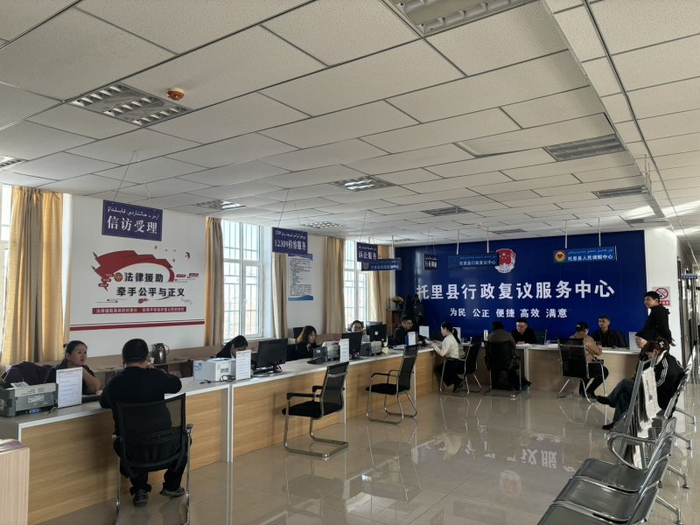 托里县综治中心各业务部门联合化解农民工欠薪问题阿娜尔摄