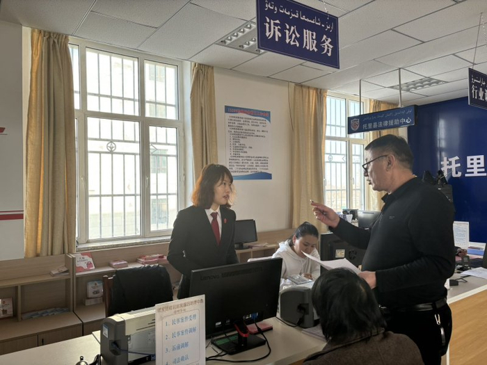 托里县司法局人民调解员帮张某在托里县综治中心诉讼服务窗口对调解协调进行司法确认阿娜尔摄