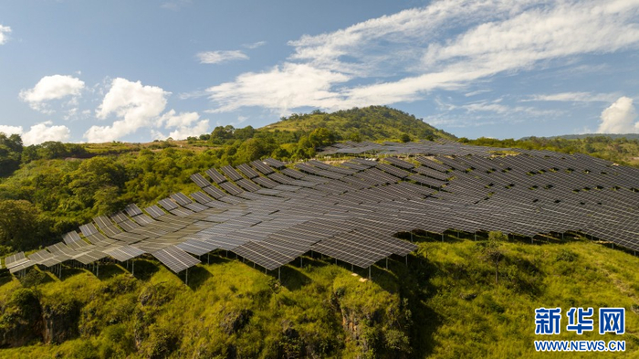 航拍马鹿寨山顶上的光伏发电项目（资料图）。新华网 赵普凡 摄
