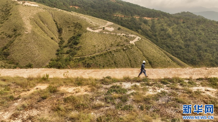 郑茂蕤在山上行走（资料图）。新华网 赵普凡 摄